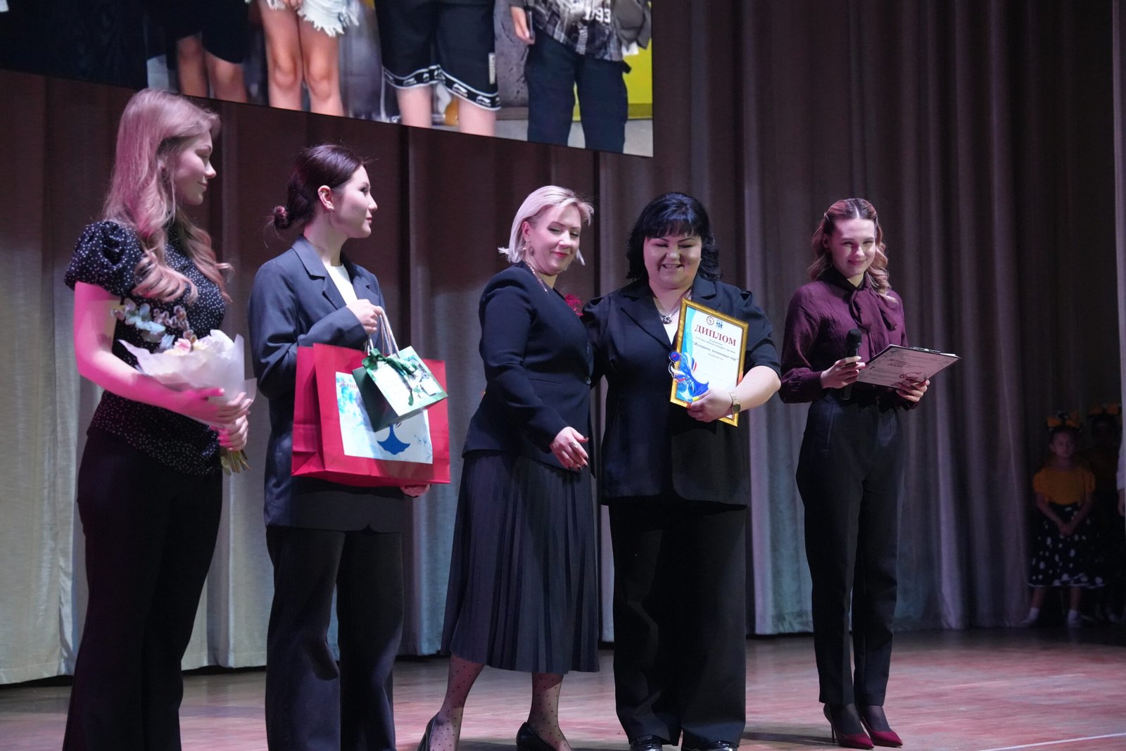 Бишкекте Reporter.kg маалымат агенттигинин колдоосу менен «Дүйнөнү өзгөрткөн айым» сыйлыгынын лауреаттары сыйланды