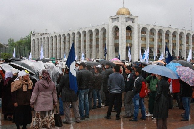 Жергиликтүү бийликтерге митингдер өтө турган жерди аныктоо укугун берүү сунушталууда
