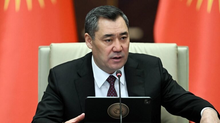 Президент жол эрежесин бузгандардан жеринде тест алуу боюнча мыйзам долбоорду эмнеге артка чакыртканын түшүндүрдү