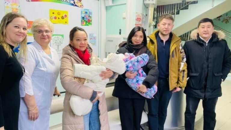 Ата-энесинин камкордугусуз калган эки наристе Екатеринбургдан Кыргызстанга кайтарылды