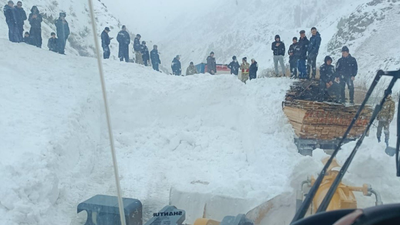 На автодорогу Бишкек-Нарын-Торугарт сошла лавина, движение перекрыто