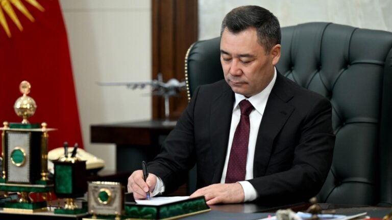 Кыргызстанда үч жашка чейинки балдарга 1200 сомдон жөлөк пул бериле баштайт. Президент кол койду