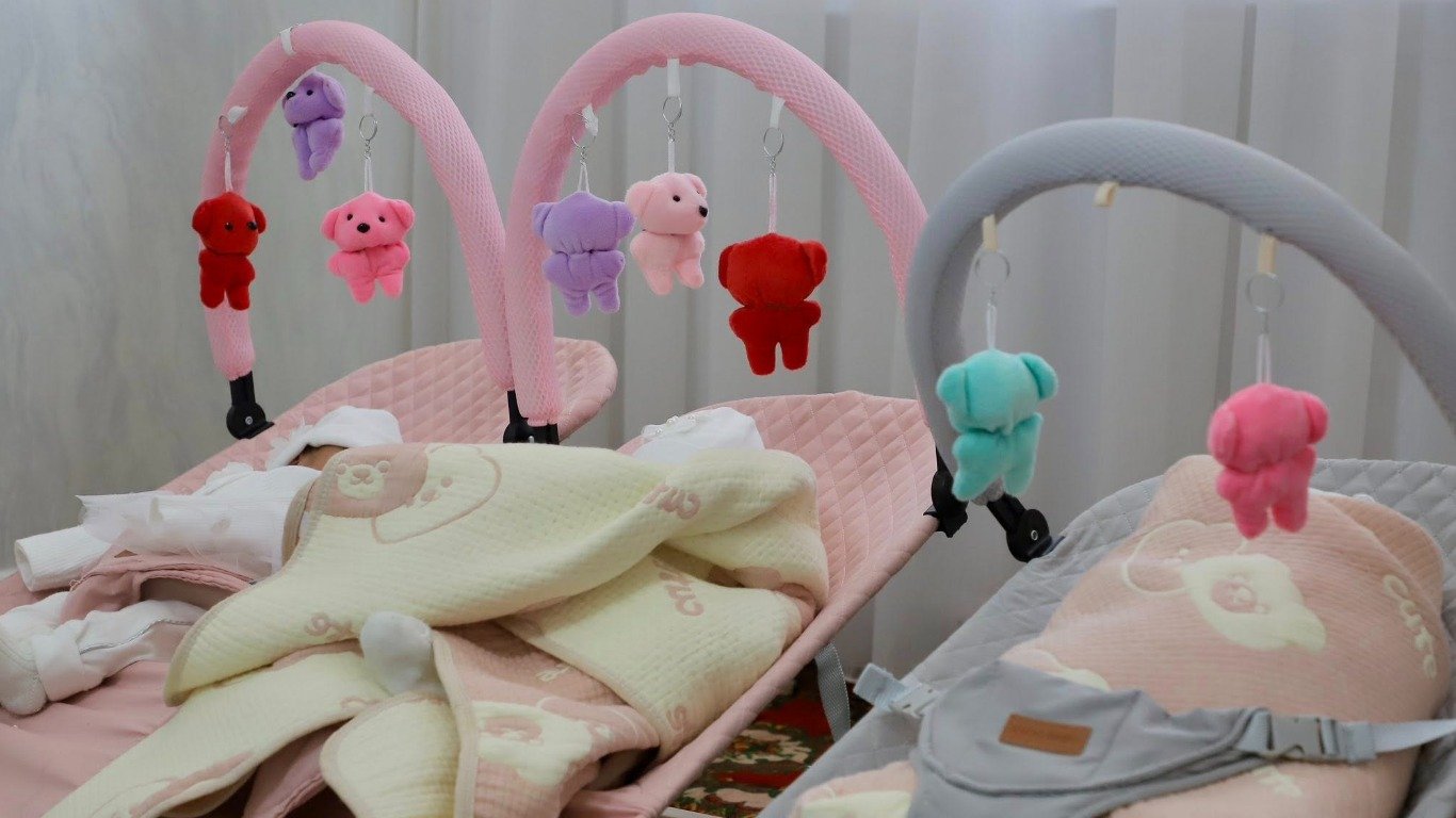 В Оше семье, в которой родилась тройня, вручили подарок