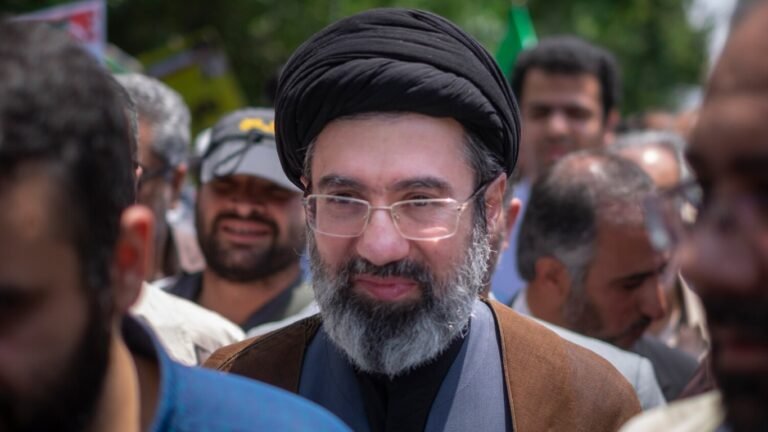 Ирандын жаңы жогорку лидери шайланды. Ал маркум Али Хаменеинин уулу