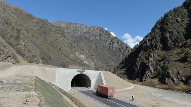 Өкмөт унаалар үчүн Кыргызстандагы тоннелдерден өтүү акысын бекитти