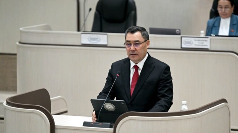 Садыр Жапаров келерки жылы студенттер аймактарга ротацияланарын билдирди