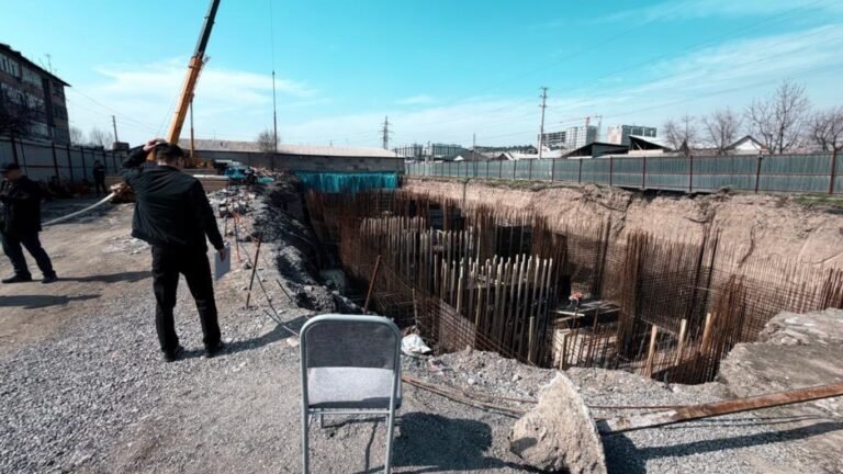 Мыйзамсыз курулуп жаткан: Манаста 14 кабаттуу имараттын курулушу токтотулду