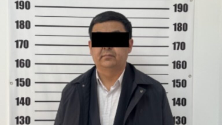 Мектеп жетекчилеринен акча талап кылып келген. Нарын шаардык билим берүү бөлүмүнүн башчысы кармалды