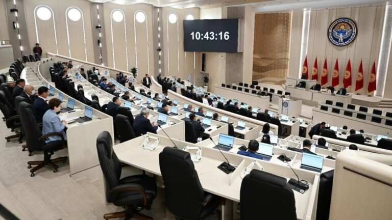 Мандатын тапшыргандардын ордуна Жогорку Кеңешке жаңы депутаттар келди