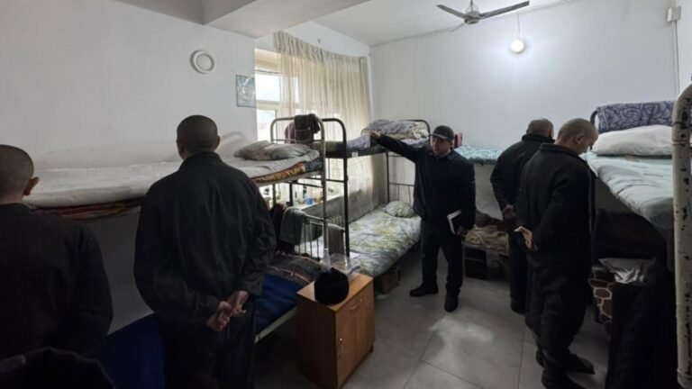 Акыйкатчы институту №27 абакта соттолгондор үчүн орундар жетишсиз экенин билдирди. ЖАМК мунун четке какты