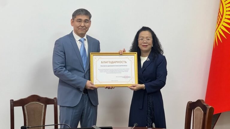 Кытай Кыргызстанда катаракта менен жабыркаган бейтаптарга акысыз операцияларды өткөрүүнү сунуштады