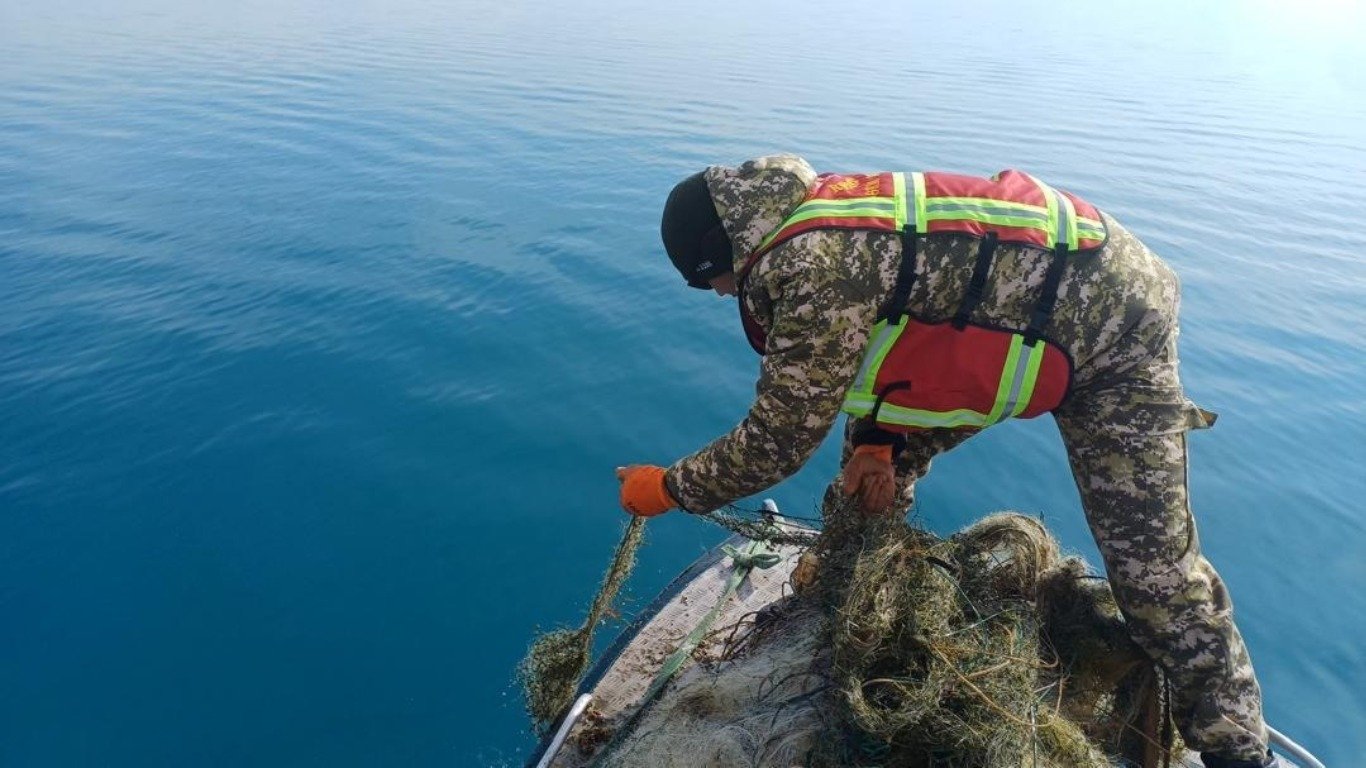 Ысык-Көлдү тазалоо иштери жүрүүдө. Суучулдар көл түбүнөн миң метр эски торду чыгарышты