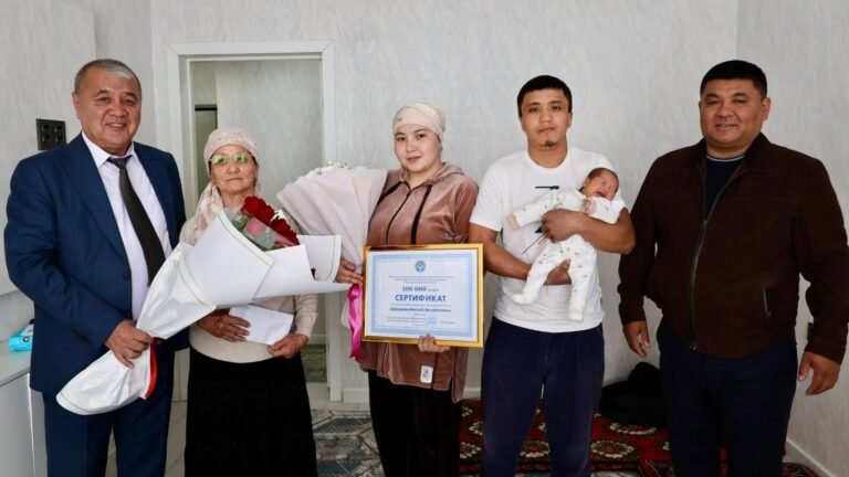 Өзгөн районунда үч эм төрөгөн энеге 100 миң сом берилди