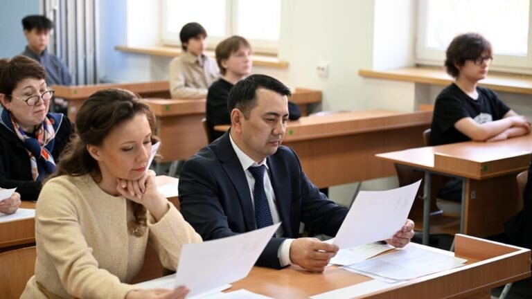 ЖК төрагасы Москвага барып, мигранттардын балдарына берилүүчү тестти тапшырып көрдү