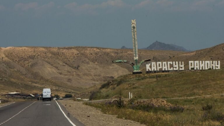 Кара-Сууда жерди мыйзамсыз менчиктештирүү жана сатуу фактысы аныкталып, 6 мамлекеттик кызматкер кармалды