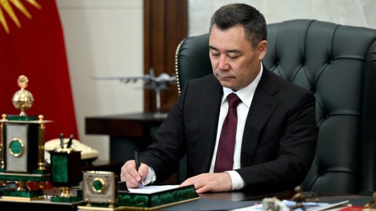 Ала-Бука, Базар-Коргон жана Москва райондорунун акимдери алмашты. Президент жарлыктарга кол койду