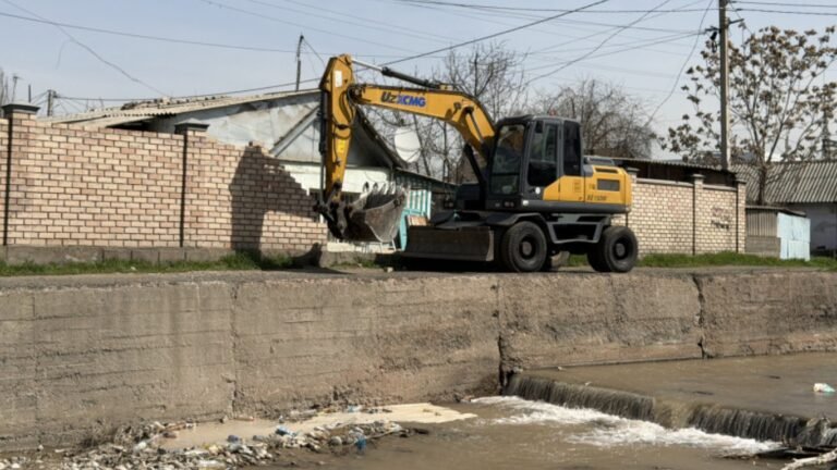 Алтымышев көчөсүндөгү курулуштар буздурулуп, Ала-Арча дарыясынын жээги бошотулду