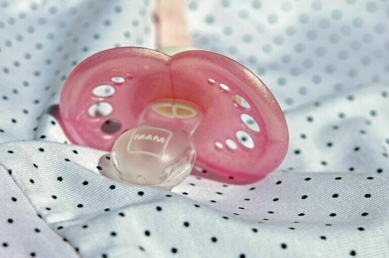 Кыргызстанда балдардын жасалма сүт аралашмаларынын жана соскалардын жарнамасына толук тыюу салуу сунушталууда