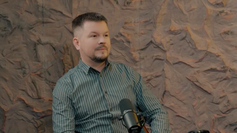 «Кыргызстанга жыл бою иштөөчү туризм керек». Сергей Глуховеров — сезон, жаңы каттамдар жана тармактын келечеги тууралуу