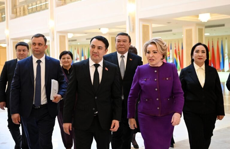 Кыргызстандын парламентинин төрагасы Москвада эмгек мигранттарынын укуктарын коргоо маселелерин көтөрдү