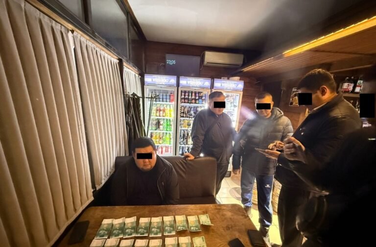 Чүй облусунда сот тутумундагы коррупциялык схемага бөгөт коюлду: судья жана катчы кармалды