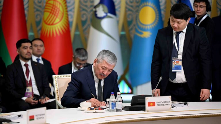 Адылбек Касымалиев Казакстанга болгон жумушчу сапарын жыйынтыктады. Эмнелер тууралуу сөз болду?