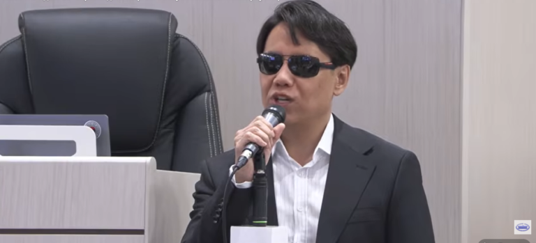 Депутат парламентте короолордогу шлагбаумдар жана үйдүн жанындагы жер тилкелери маселесин көтөрдү.