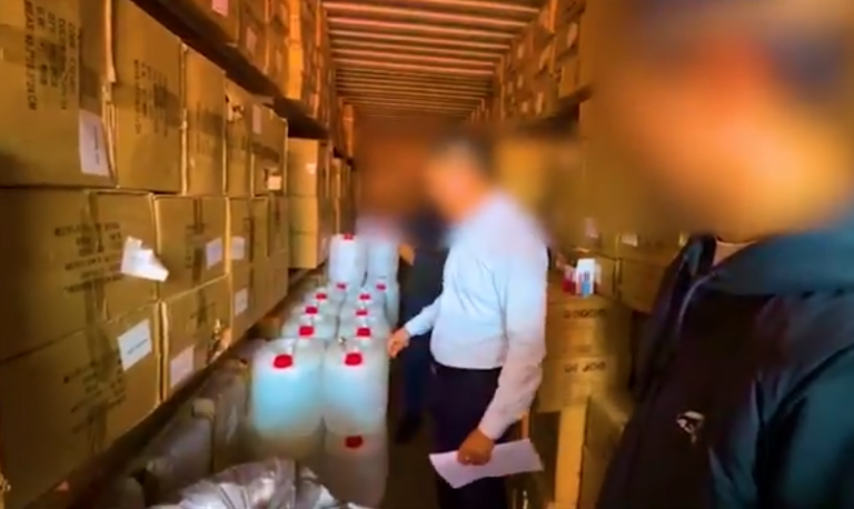 КР бажычылары Түркиядан этил спиртинин ири партиясын мыйзамсыз алып кирүүгө бөгөт коюшту