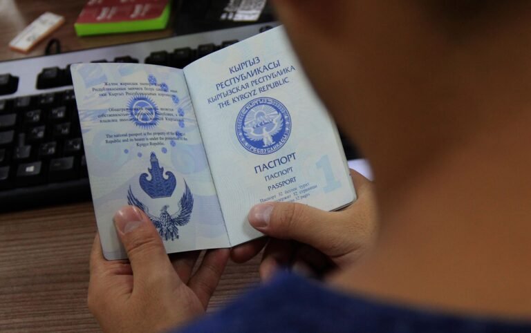 16 жашка чейинки балдарга паспортту экинчи ата-эненин макулдугусуз алууга уруксат берилиши мүмкүн