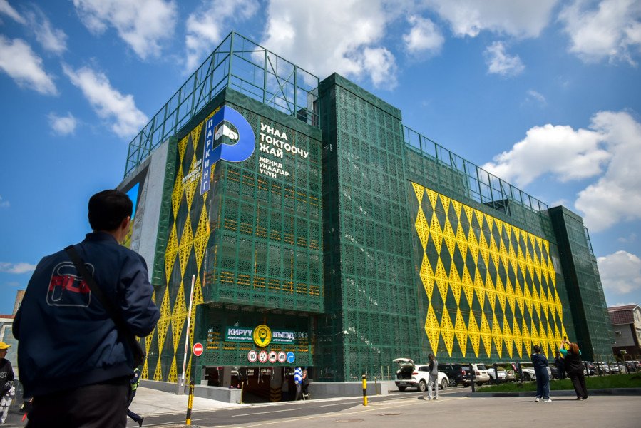 В Бишкеке открылась многоуровневая парковка с теннисными кортами на крыше