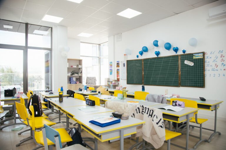 До 1,3 млн сомов — в Бишкеке проверили стоимость обучения в частных школах