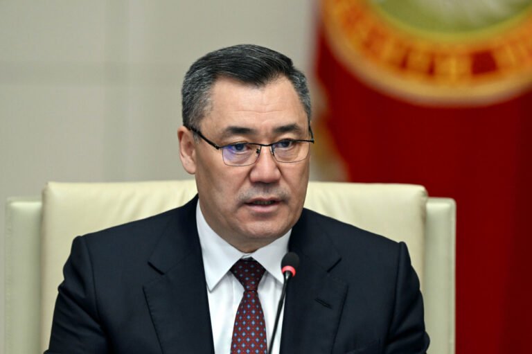 Кыргызстандын президенти ШКУга мүчө өлкөлөрдүн коргоо министрлерин кабыл алды