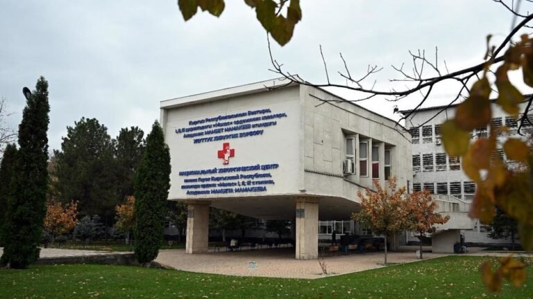 Улуттук хирургия борборунан боорду алмаштыруудан кийинки бейтаптын абалы жана кийинки операция тууралуу айтып беришти