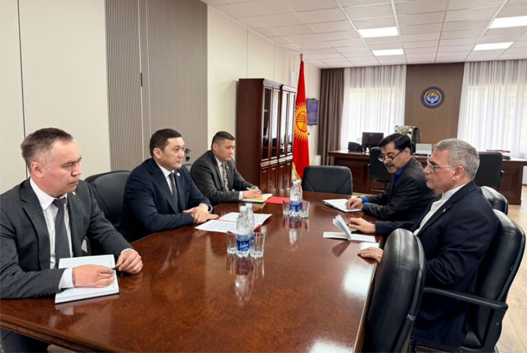 КР Коопсуздук кеңешинин катчысы жана Ирандын элчиси Жакынкы Чыгыштагы кырдаалды талкуулашты