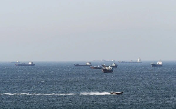 Ормуз кысыгы кайрадан жабылды — ИРСК каалаган кемеге сокку уруларын эскертти