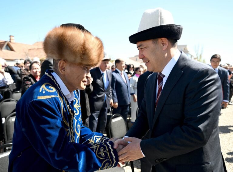 Кыргызстанда социалдык тармактын кызматкерлеринин айлыгы 100 миң сомго чейин көтөрүлдү — Орунбеков