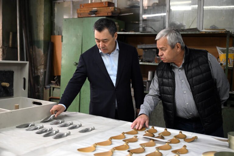 Садыр Жапаров «Дастан» заводунда дрондорду өндүрүүнү ишке киргизүүнү тапшырды