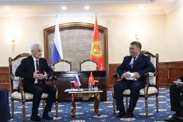 Кыргызстан менен Россиянын коргоо министрлери сүйлөшүүлөрдү өткөрдү