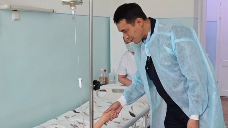 Бишкекте иттер сол салган баланы ооруканага жеткирген милиция кызматкери андан кабар алды