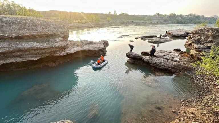 Нарын дарыясына бир күндө эки бала түшүп кетти. Алар эки күндөн бери изделип жатат