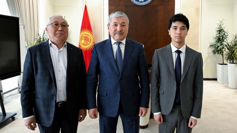 Адылбек Касымалиев АКШнын Стэнфорд университетине тапшырган Амиртай Бексултановду куттуктады