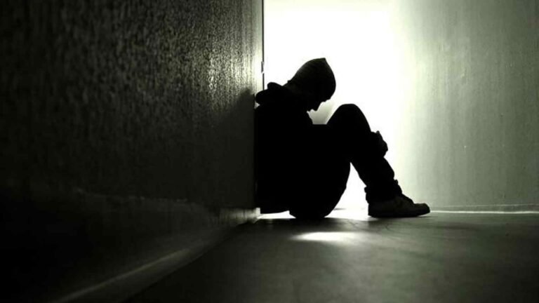 «110 сом үчүн баланын өмүрү кыйылган»: Нарында окуучу өз жанын кыйган окуя парламентте көтөрүлдү