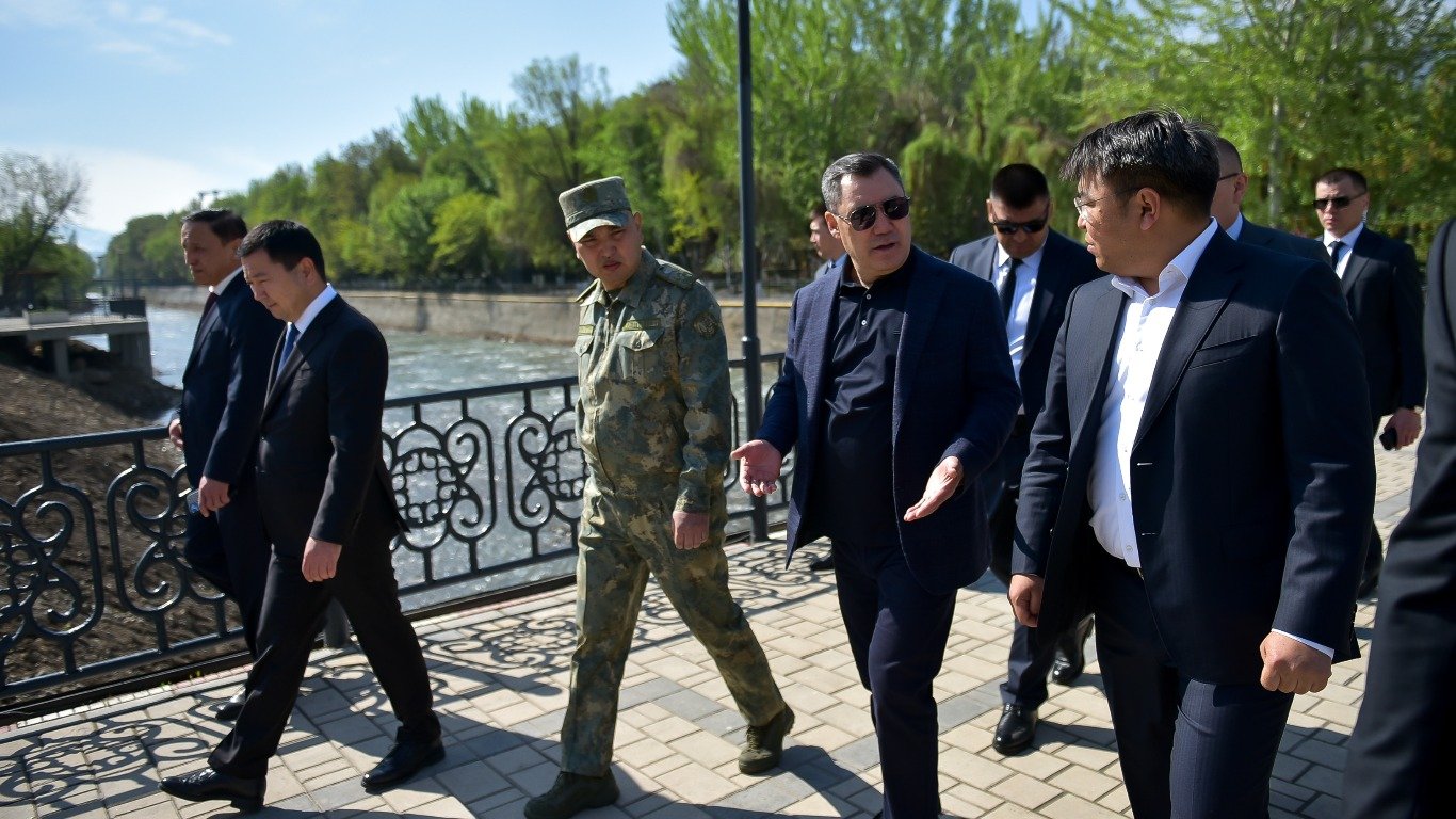 Из Ак-Бууры вывезли более 3 тысяч тонн отходов и песчано-гравийной смеси. Президент проверил ход очистки реки