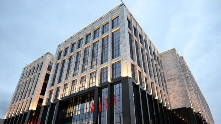 УКМКнын үч кызматкери ишкерлерден акча опузалоого шектелип кармалды