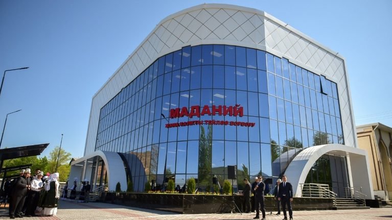 Президент Кара-Кулжа айылында маданият жана калкты тейлөө борборун ачты