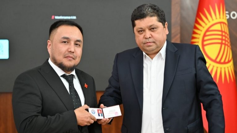 БШКга Улан Сариевге депутаттык мандатты тапшырды