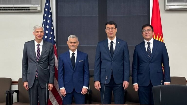 Соода-экономикалык кызматташуу, виза маселеси: Кыргызстан менен АКШнын ортосунда саясий консультациялар өттү