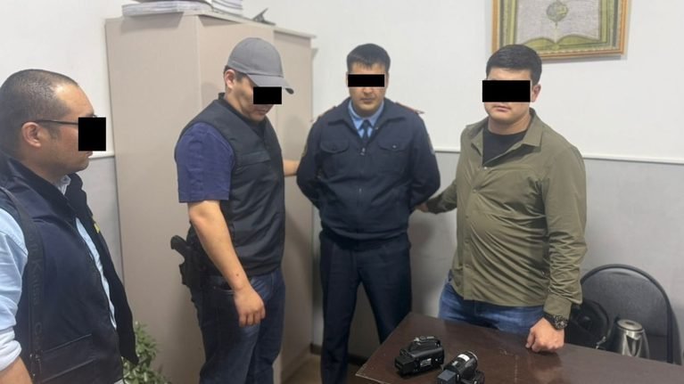 Жалал-Абад милициясынын башчысынын орун басары менен тергөөчүсү пара менен кармалды