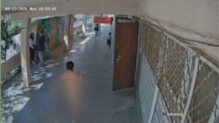 Милиция Бишкекте көчөдө жылаңач чуркаган киши кармады