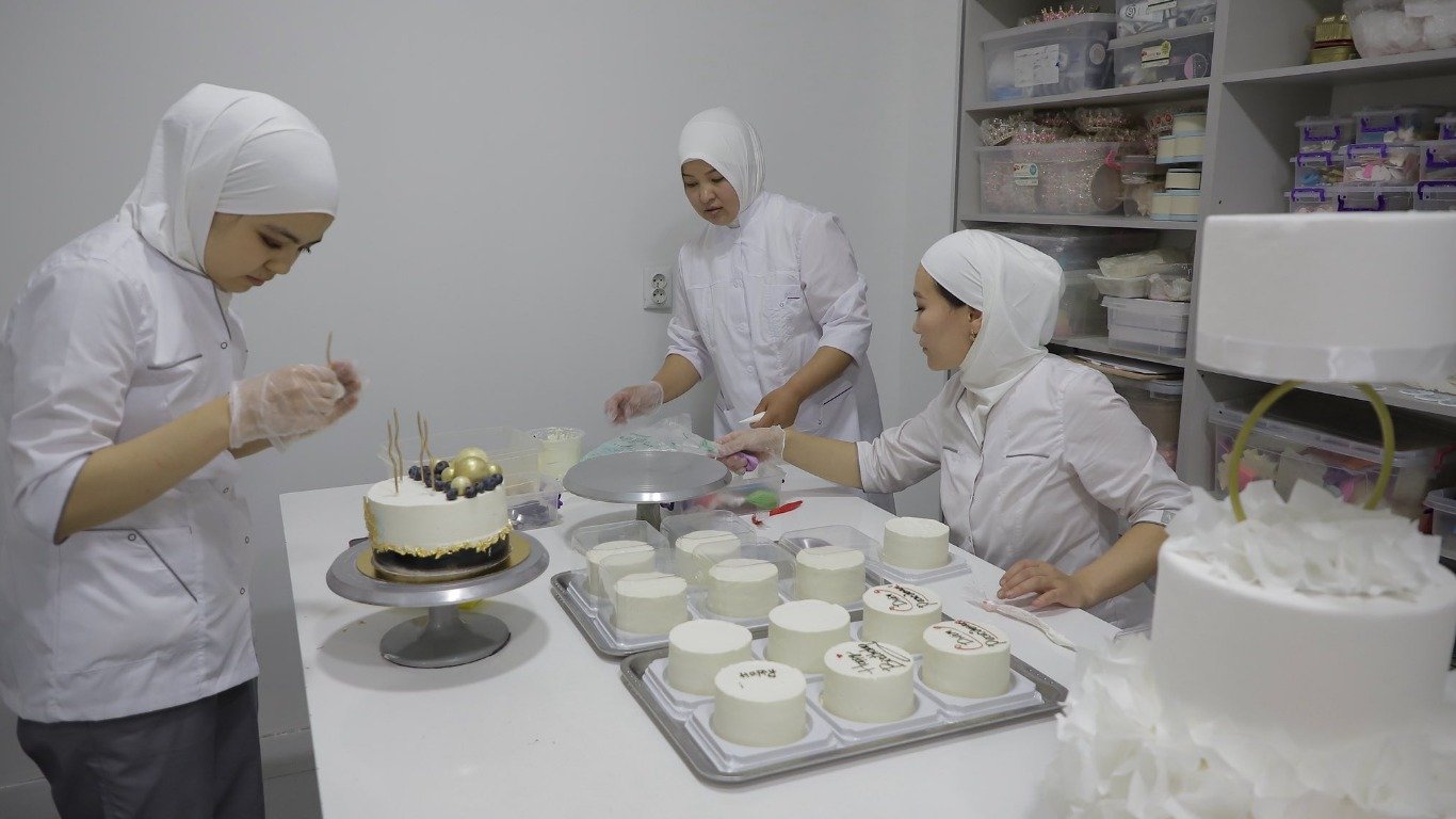В Оше открылся кондитерский цех на 100 рабочих мест